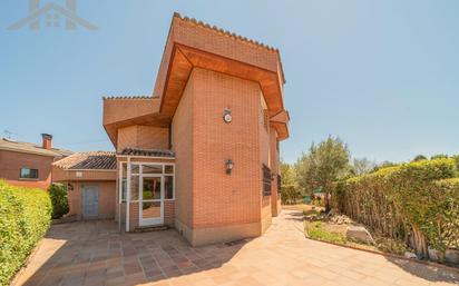 Vista exterior de Casa o xalet en venda en Guadarrama amb Jardí privat i Piscina comunitària