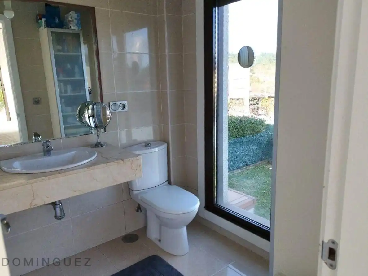 Bany de Casa o xalet en venda en Pontevedra Capital  amb Calefacció, Jardí privat i Terrassa