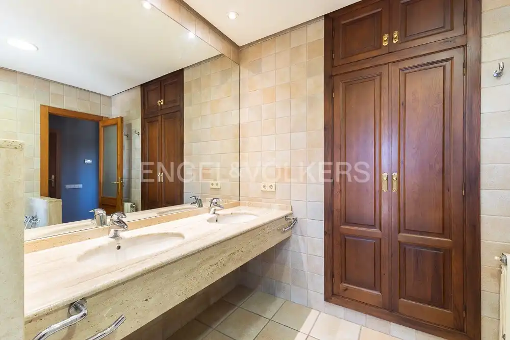 Bathroom of Houses for sale in La Pobla de Vallbona  with Air Conditioner, Heating and Private garden