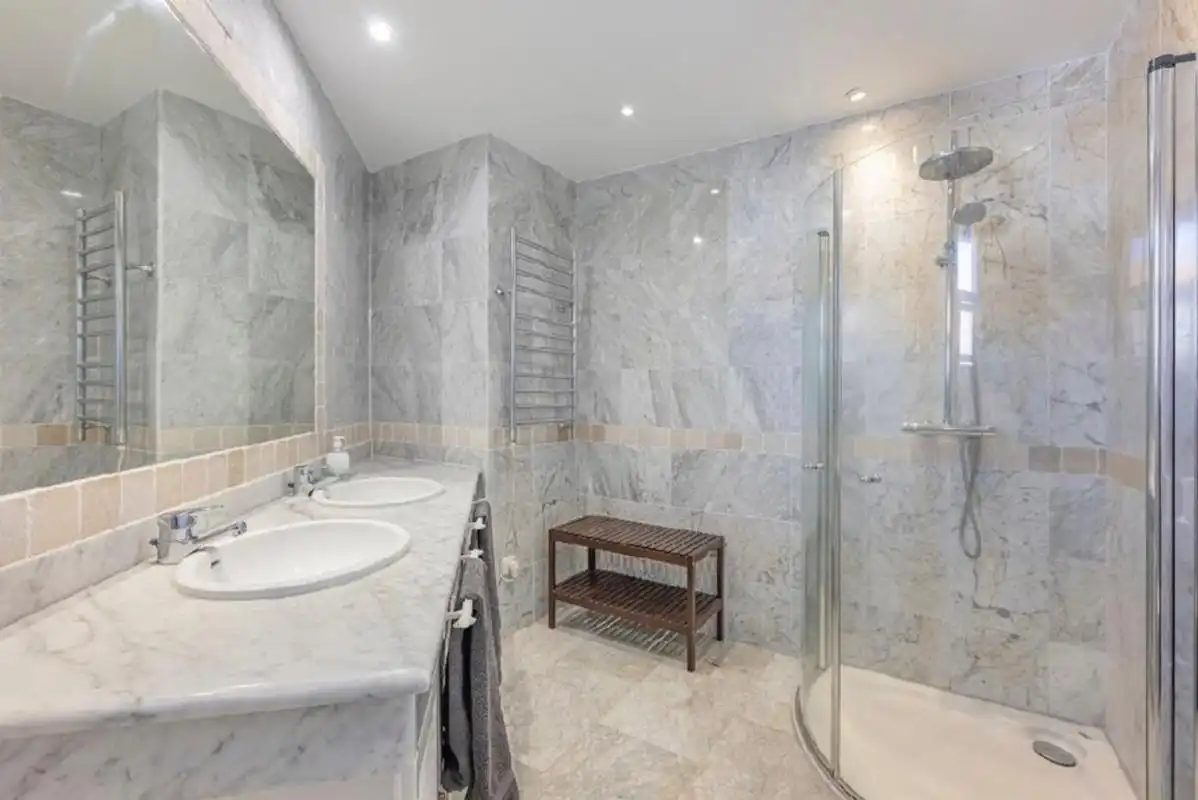 Badezimmer von Wohnung zum Verkauf in Marbella mit Klimaanlage, Heizung und Schwimmbad