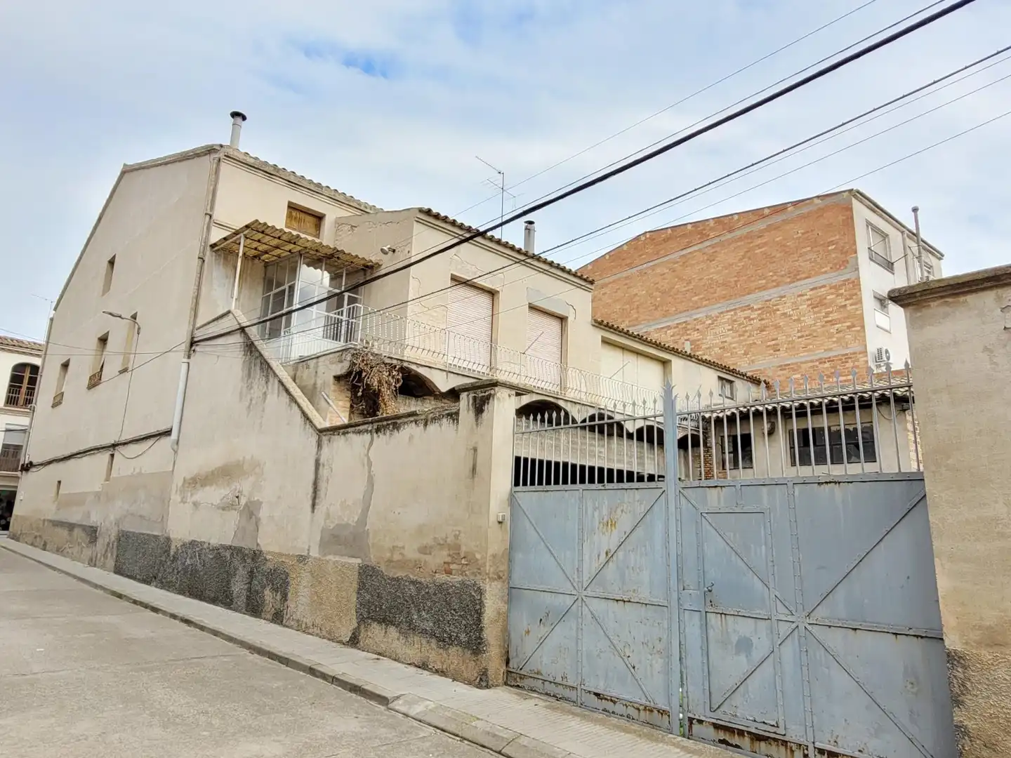 Vista exterior de Casa adosada en venda en El Palau d'Anglesola amb Calefacció i Jardí privat