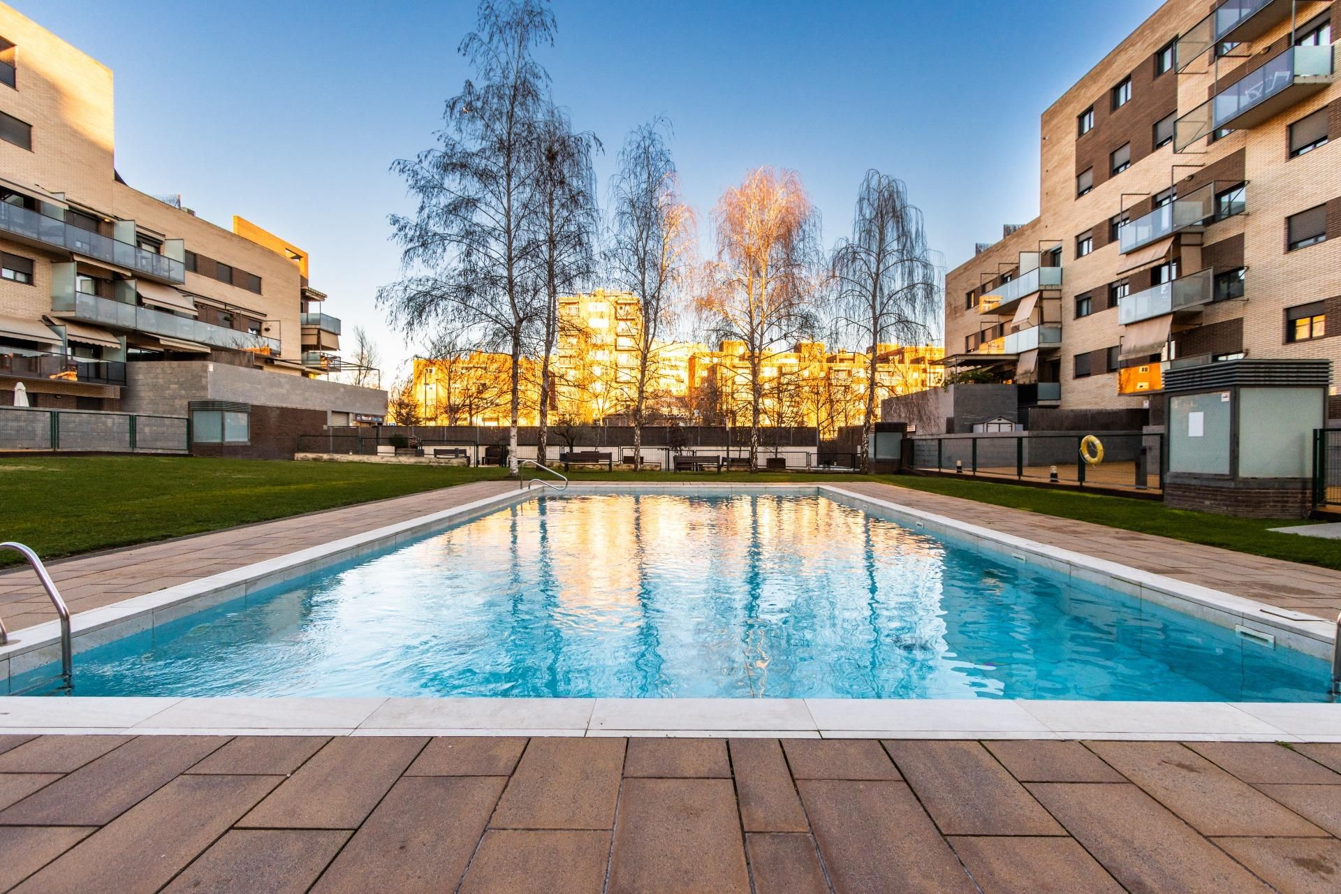 Piscina de Pis en venda en Sabadell amb Aire condicionat, Calefacció i Jardí privat