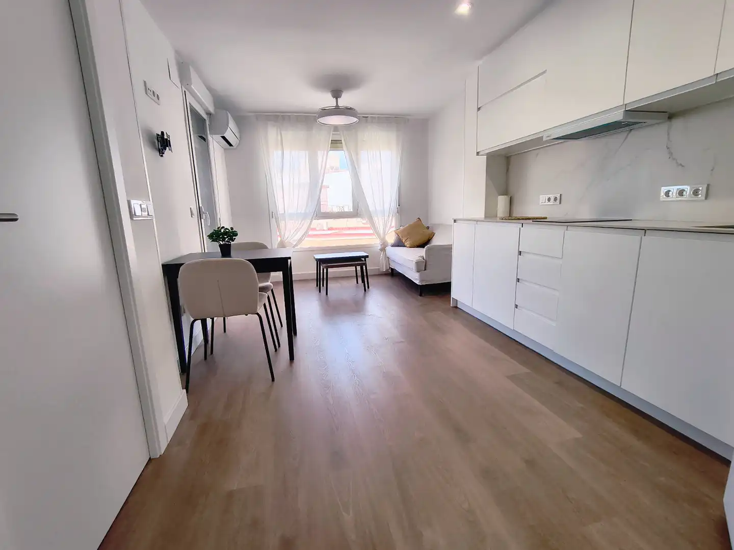 Wohnzimmer von Wohnungen zur Miete in Alicante / Alacant mit Klimaanlage, Terrasse und Möbliert