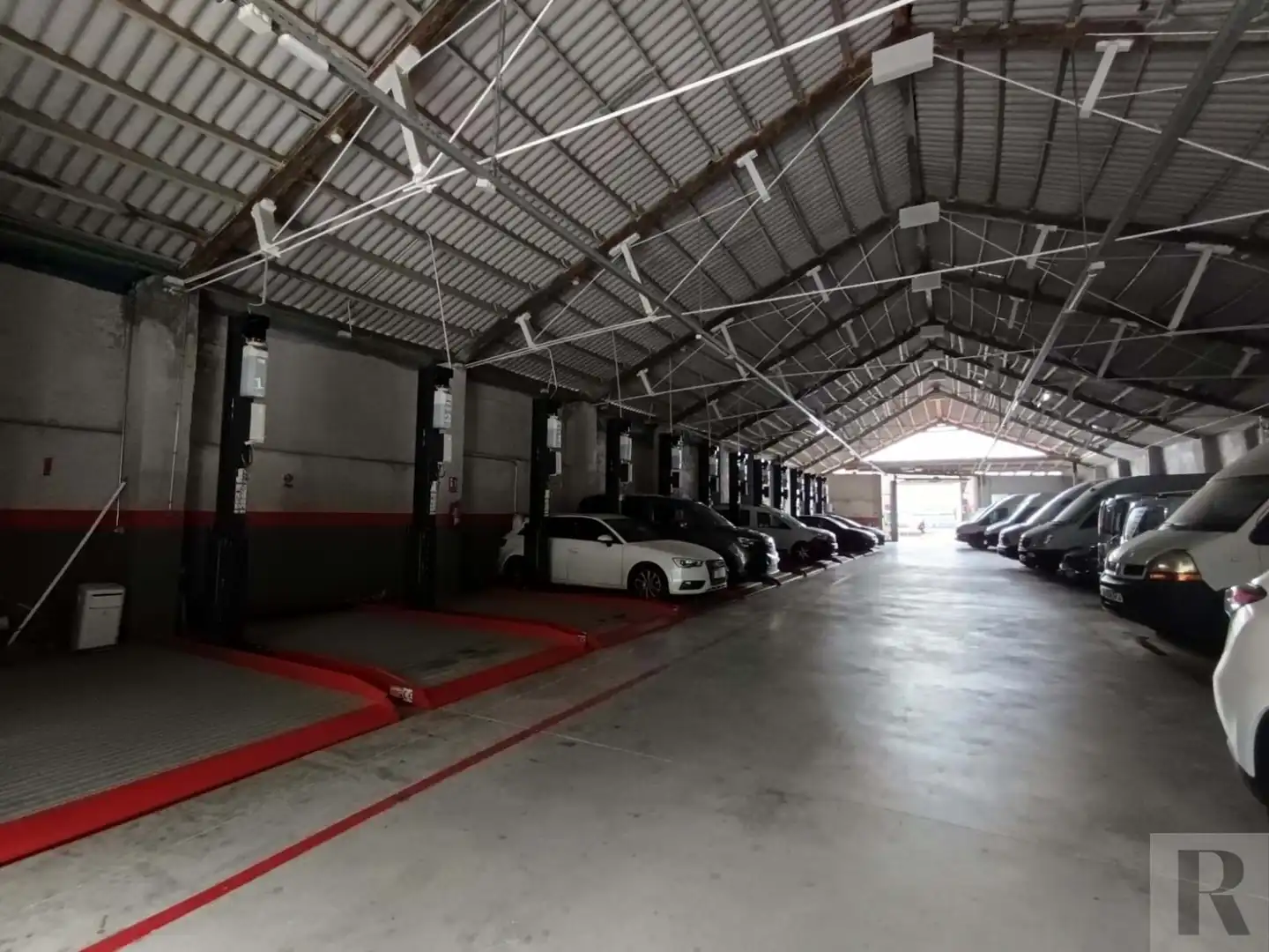Parkplatz von Fabrikhallen zur Miete in Barcelona