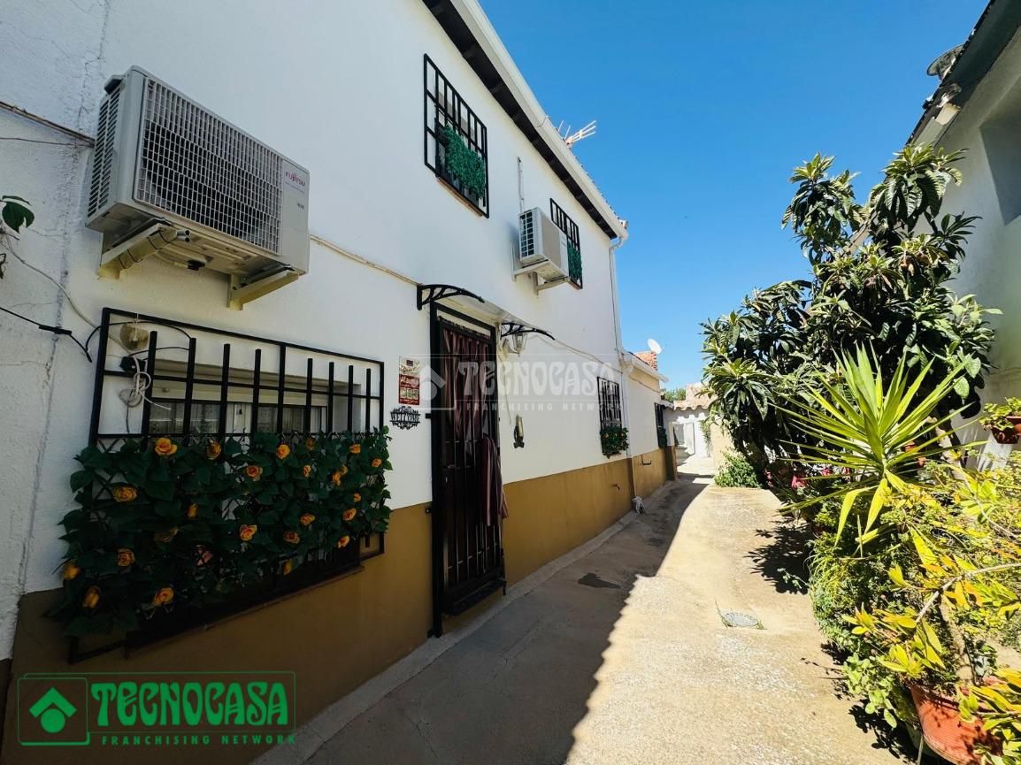 Vista exterior de Casa adosada en venda en Los Yébenes amb Aire condicionat, Calefacció i Parquet