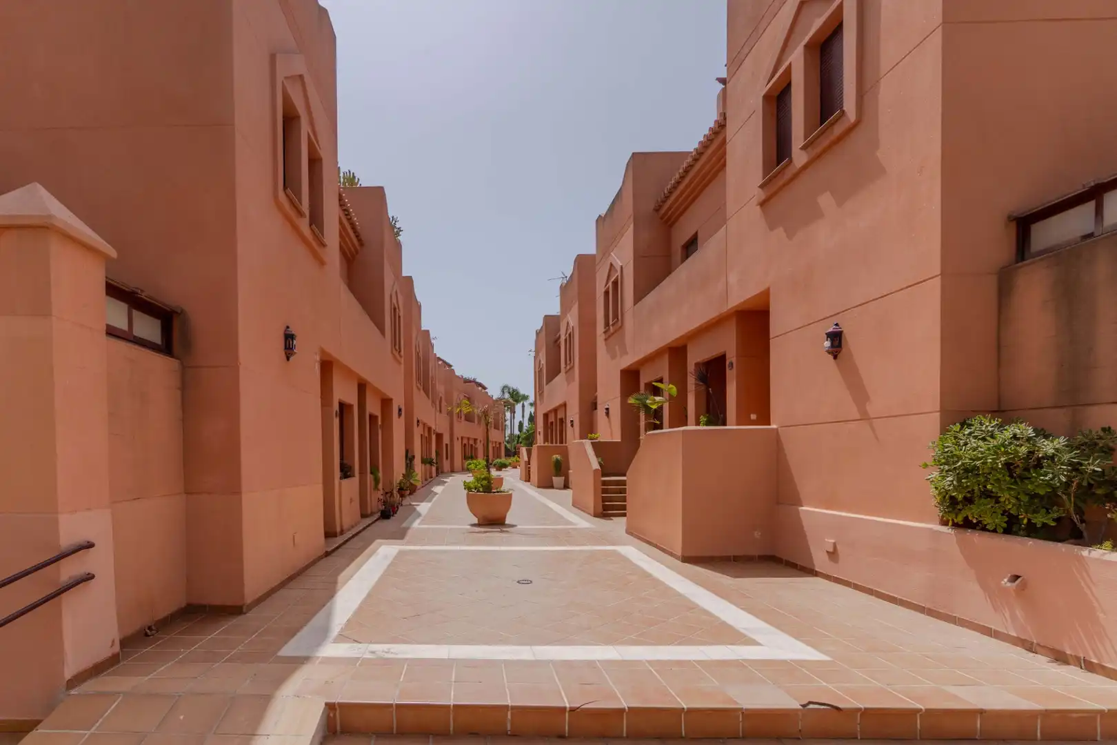 Vista exterior de Casa o xalet en venda en Motril amb Aire condicionat, Calefacció i Jardí privat