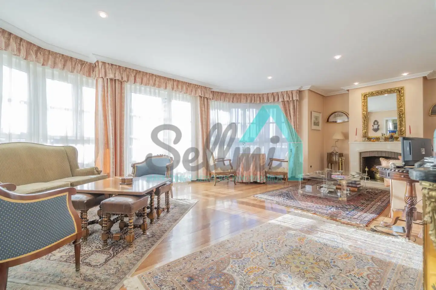 Sala d'estar de Casa o xalet en venda en Oviedo  amb Calefacció, Jardí privat i Parquet