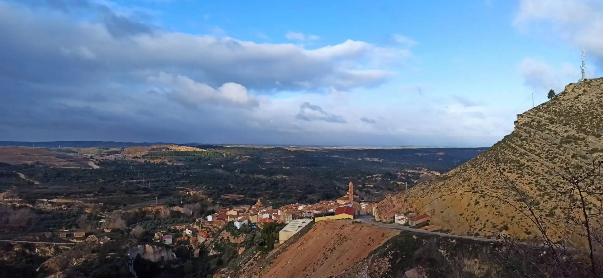Vista exterior de Finca rústica en venda en Crivillén amb Jardí privat