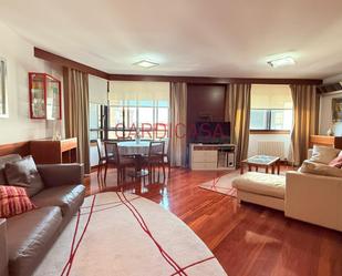 Living room of Flat to rent in Vigo   with Air Conditioner, Heating and Parquet flooring