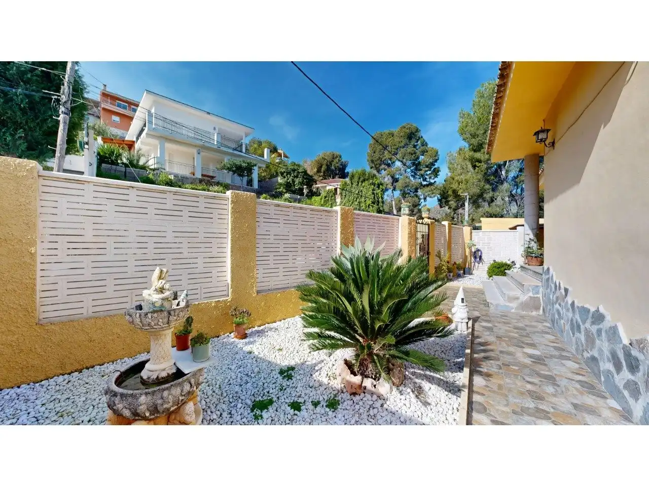 Vista exterior de Casa o xalet en venda en Gilet amb Aire condicionat, Jardí privat i Terrassa