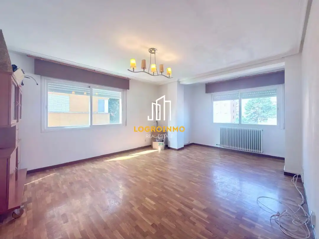 Sala de estar de Piso en venta en  Logroño con Calefacción, Trastero y Balcón