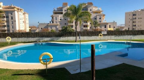Espectacular apartamento de 3 dormitorios con vistas panorámicas, garaje y piscina en Estepona
