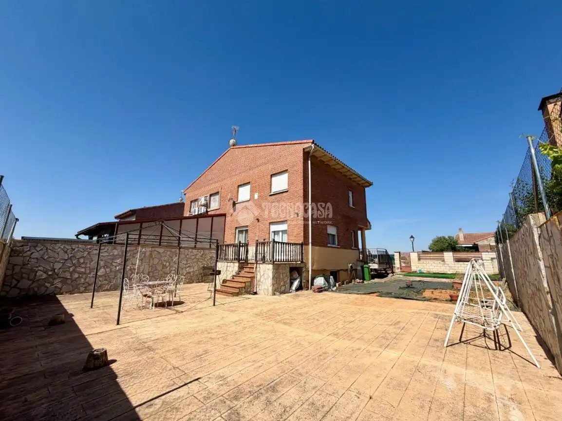 Vista exterior de Casa adosada en venta en Villanueva de la Torre con Jardín privado, Terraza y Balcón