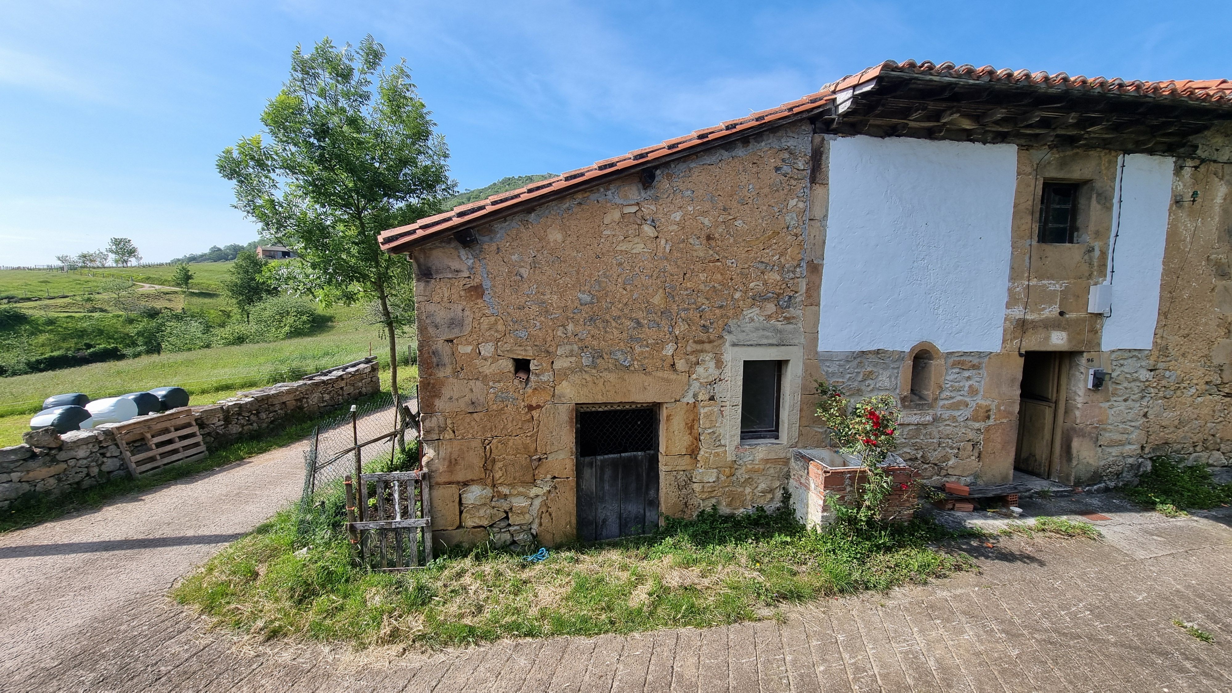 Exterior view of Single-family semi-detached for sale in Onís  with Private garden and Storage room