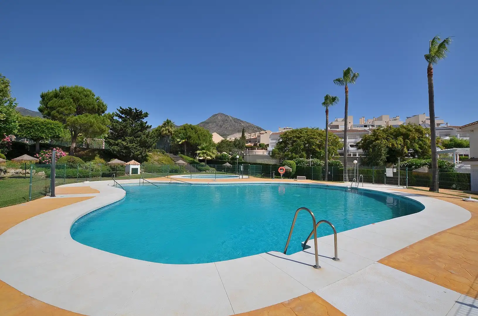 Piscina de Casa adosada en venda en Benalmádena amb Aire condicionat, Terrassa i Forn