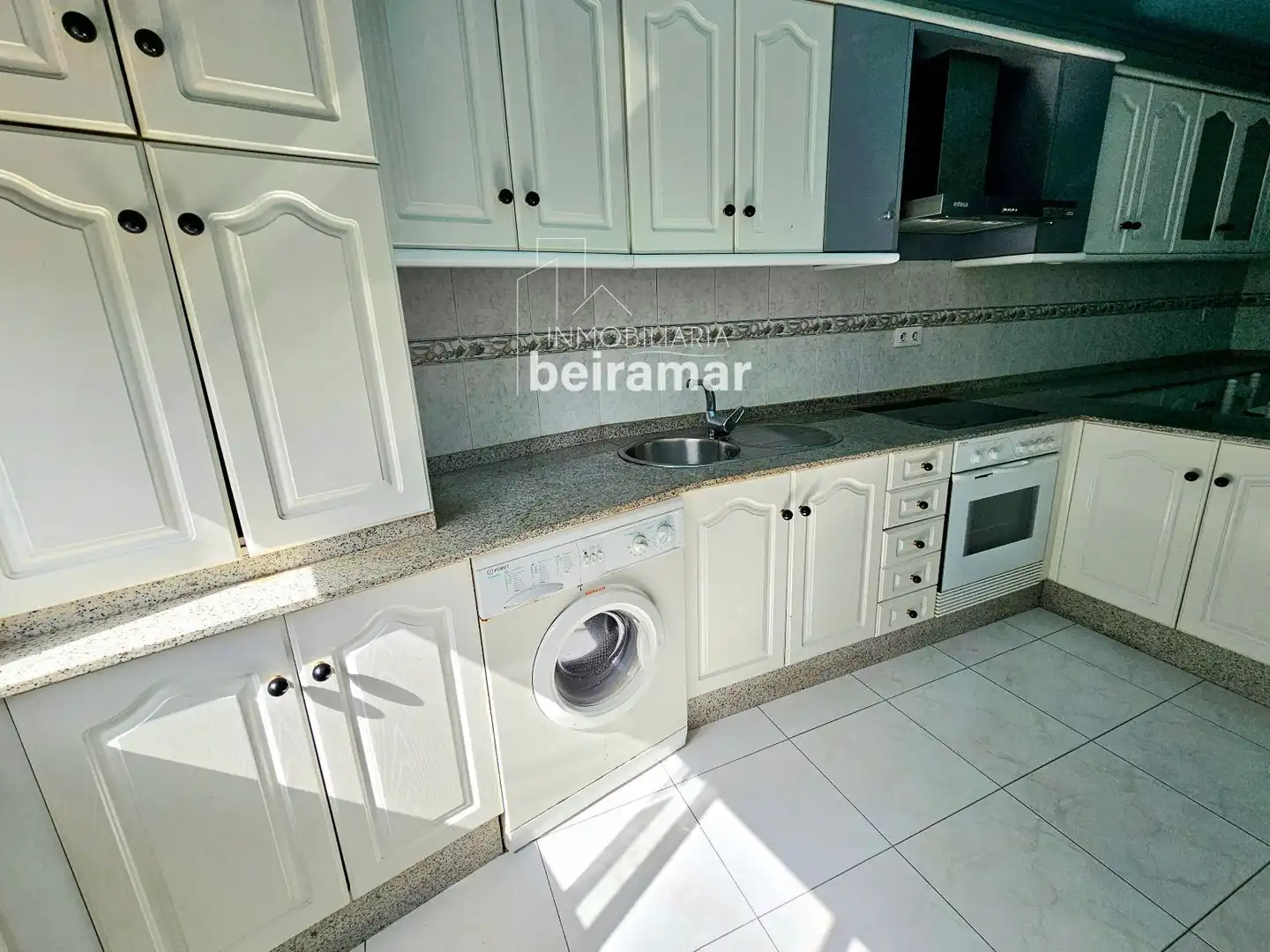 Cocina de Piso en venta en Ribeira con Calefacción, Terraza y Trastero