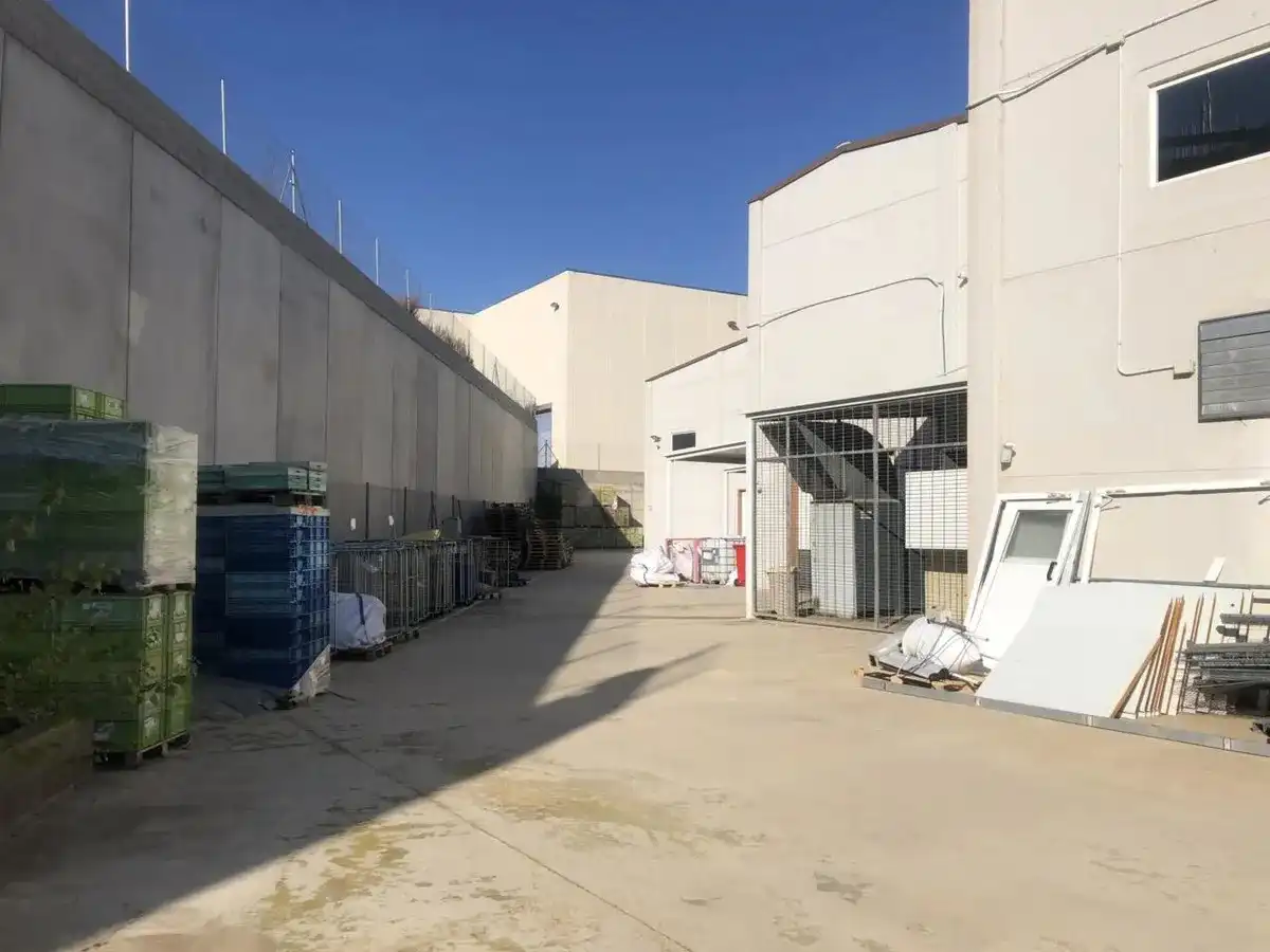 Vista exterior de Nave industrial de alquiler en Abrera con Calefacción y Alarma