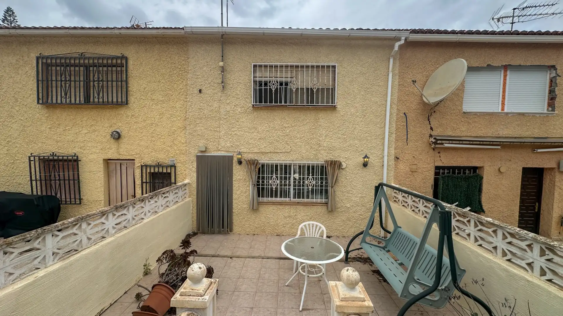 Vista exterior de Casa adosada en venda en Orihuela amb Jardí privat, Terrassa i Traster