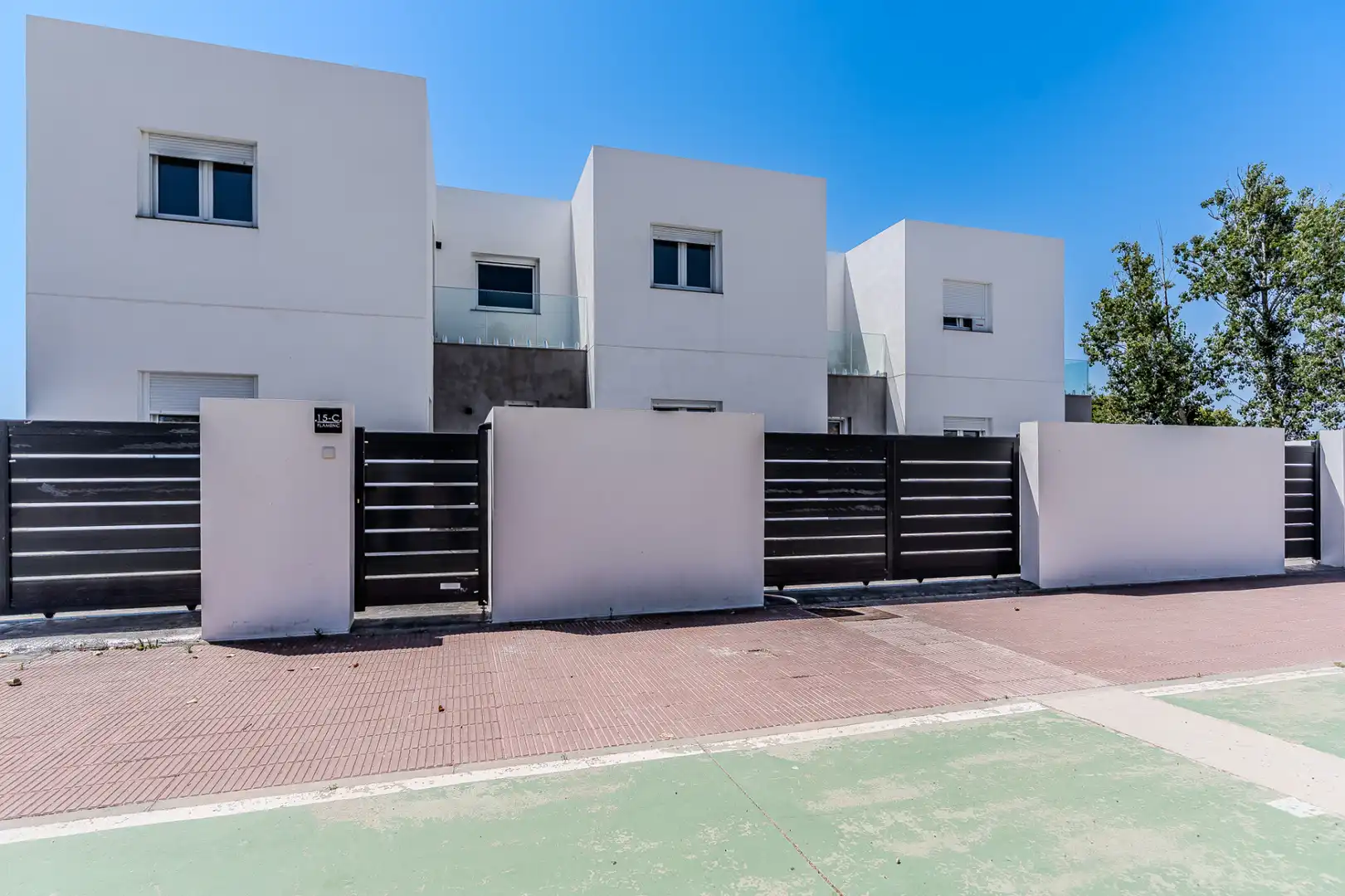 Vista exterior de Casa adosada en venda en Deltebre amb Calefacció, Jardí privat i Terrassa