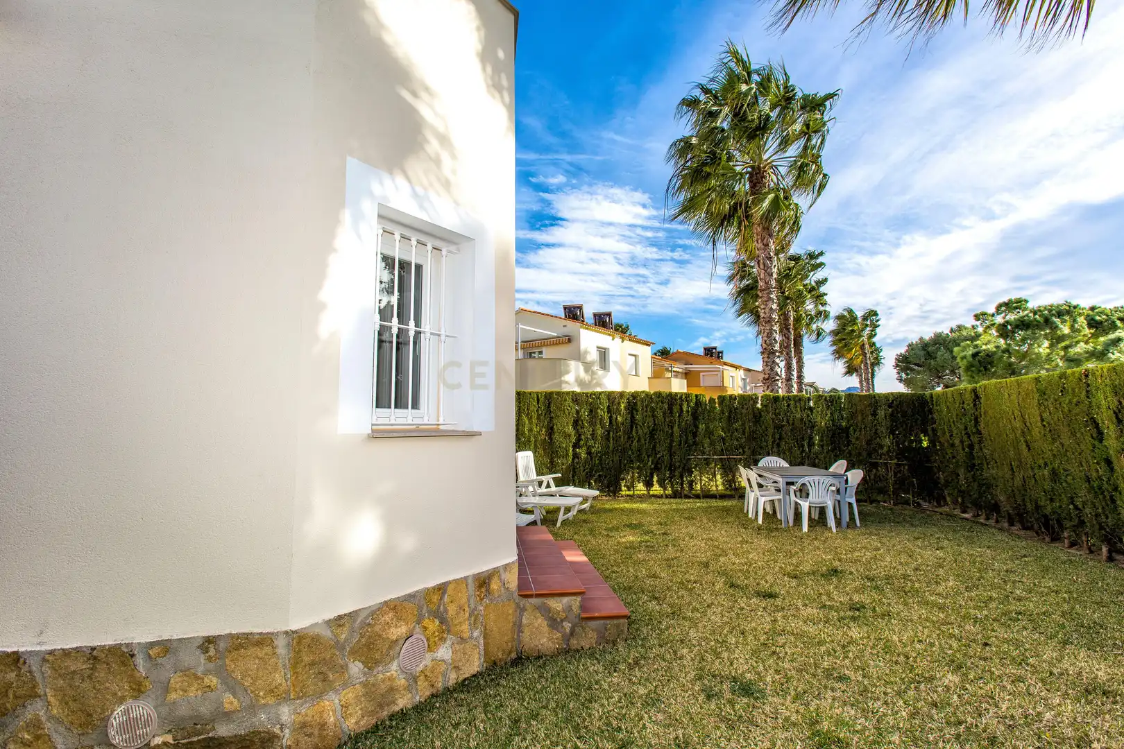 Garten von Einfamilien-Reihenhaus zum Verkauf in Oliva mit Klimaanlage, Privatgarten und Ofen
