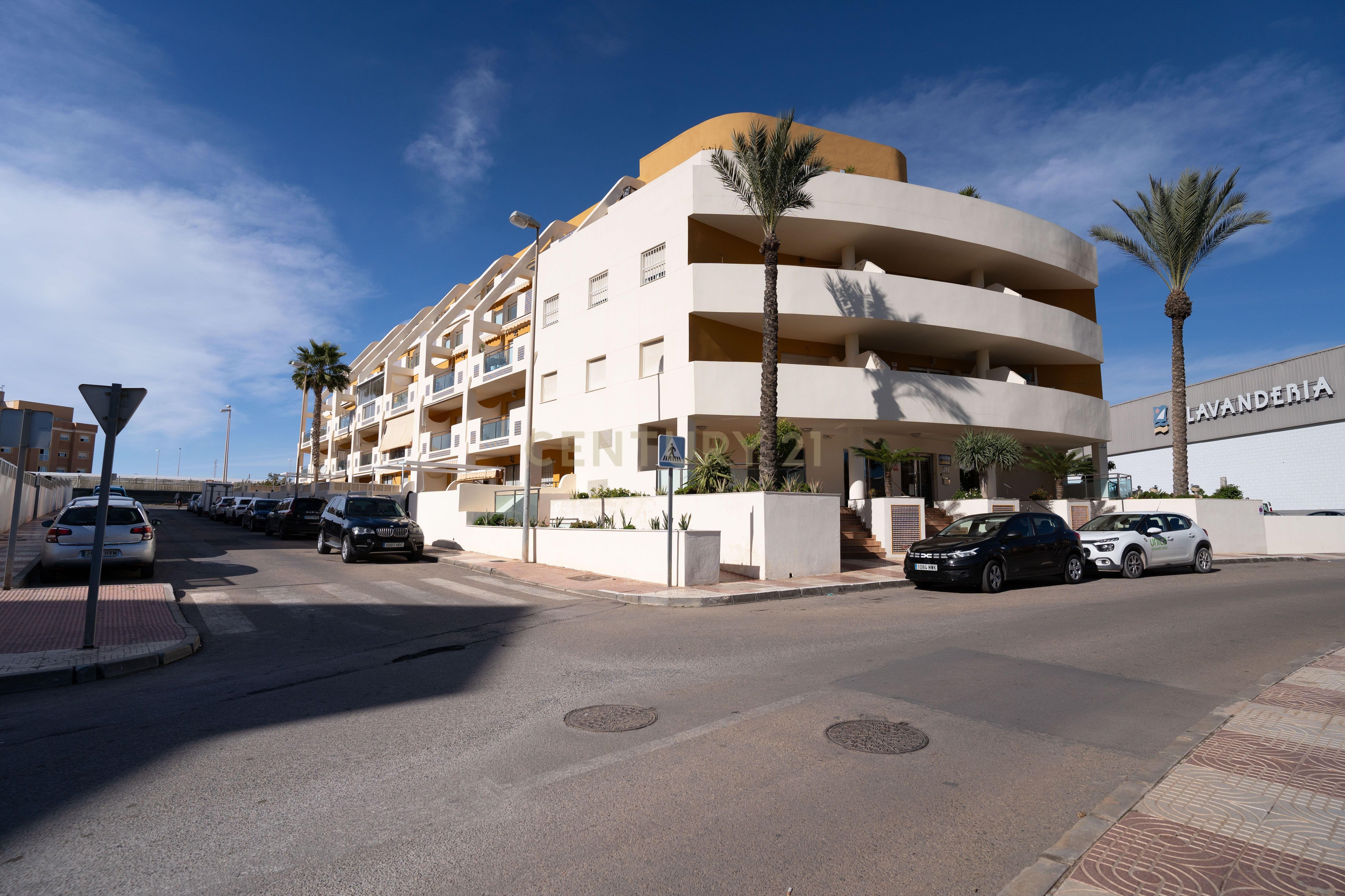 Vista exterior de Apartament en venda en Roquetas de Mar amb Piscina i Piscina comunitària