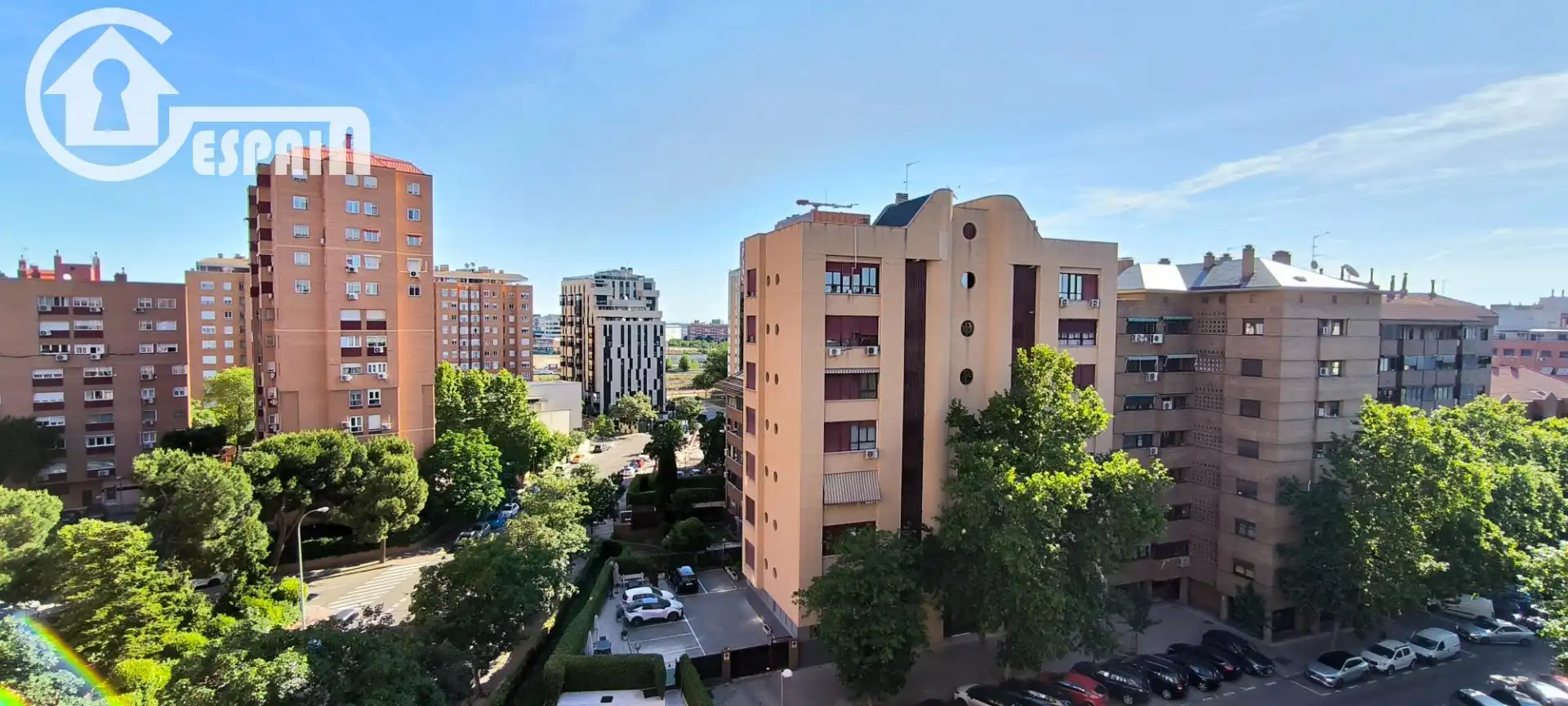 Vista exterior de Dúplex en venda en Madrid amb Calefacció, Jardí privat i Piscina comunitària