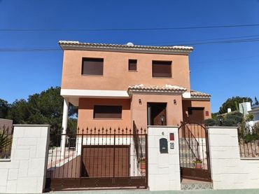 Chalet con balcón en venta en El Pinar de Campoverde