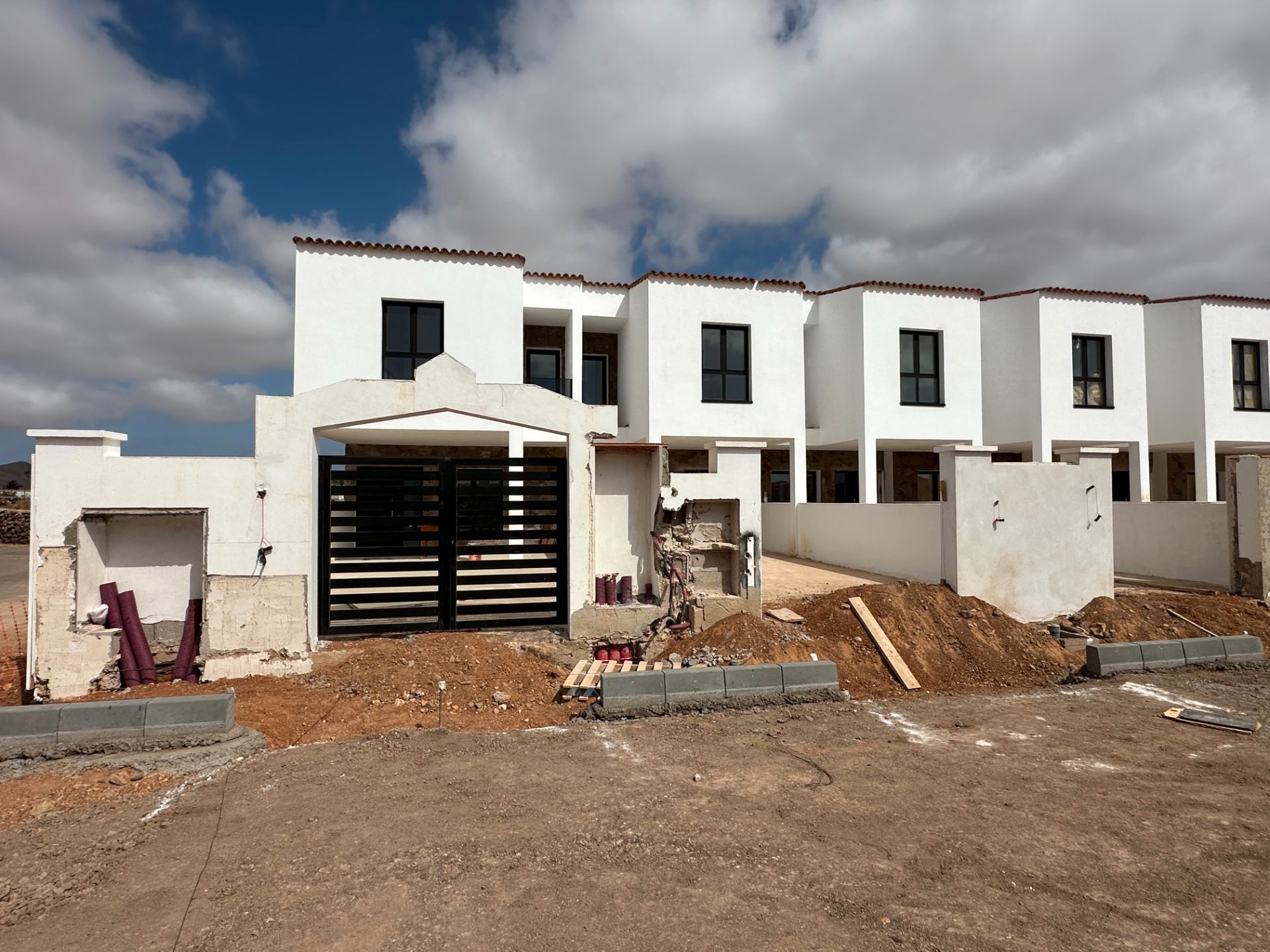 Exterior view of Single-family semi-detached for sale in La Oliva  with Terrace and Balcony
