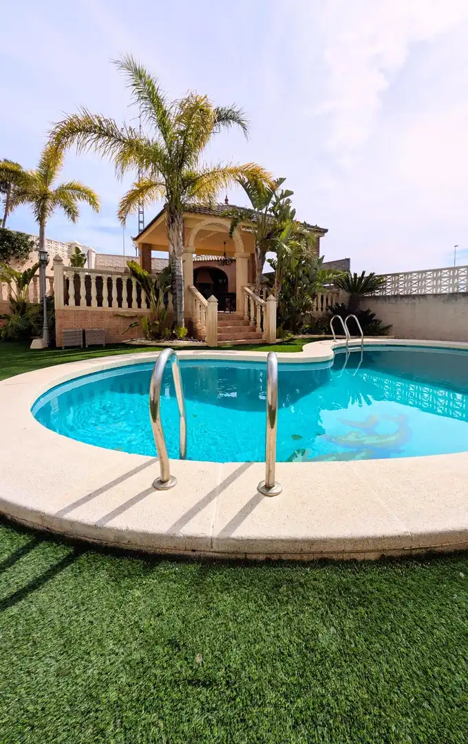 Piscina de Casa o xalet en venda en Elche / Elx amb Aire condicionat, Calefacció i Jardí privat