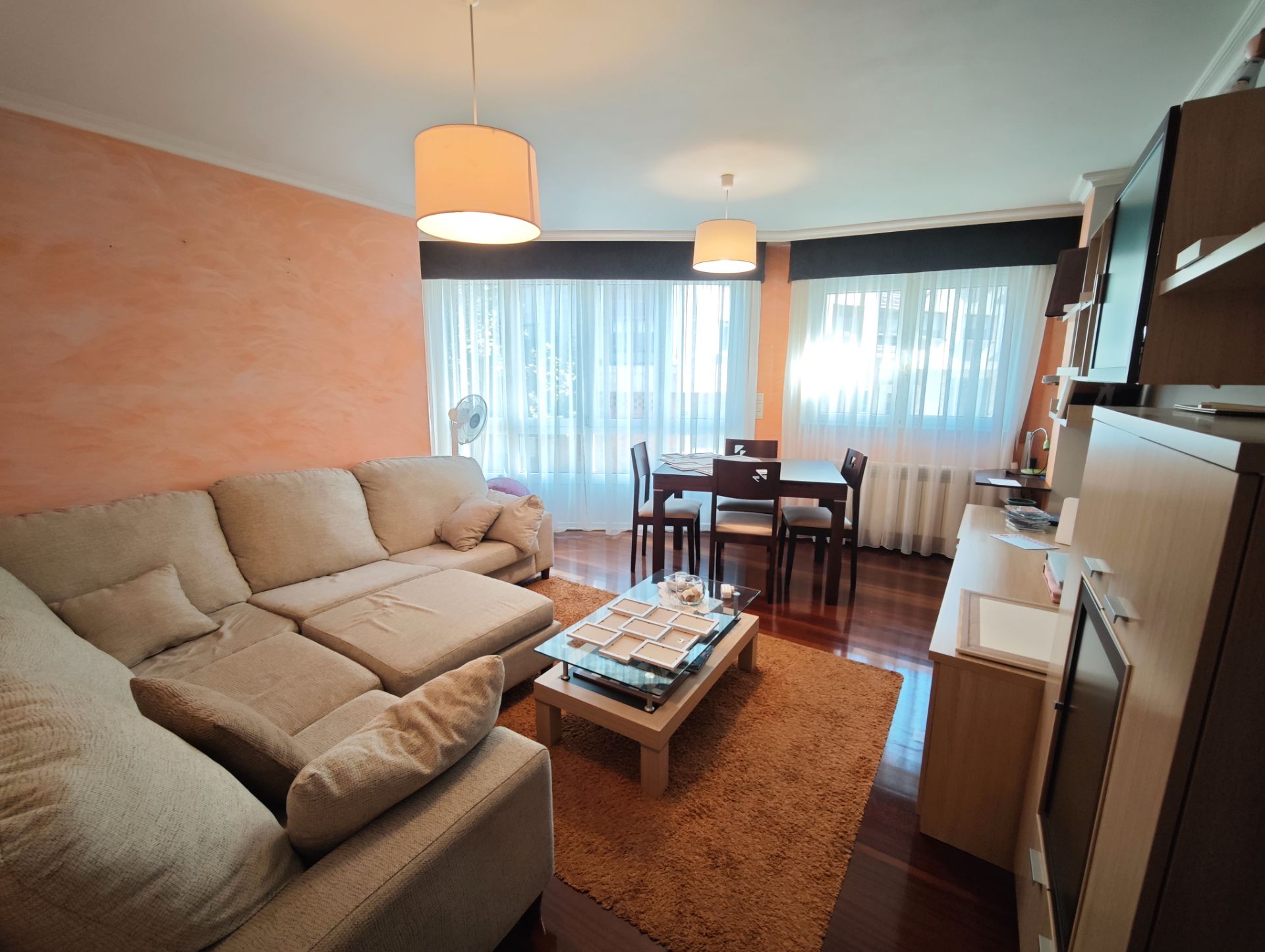 Sala de estar de Piso en venta en Ordes con Calefacción, Parquet y Trastero