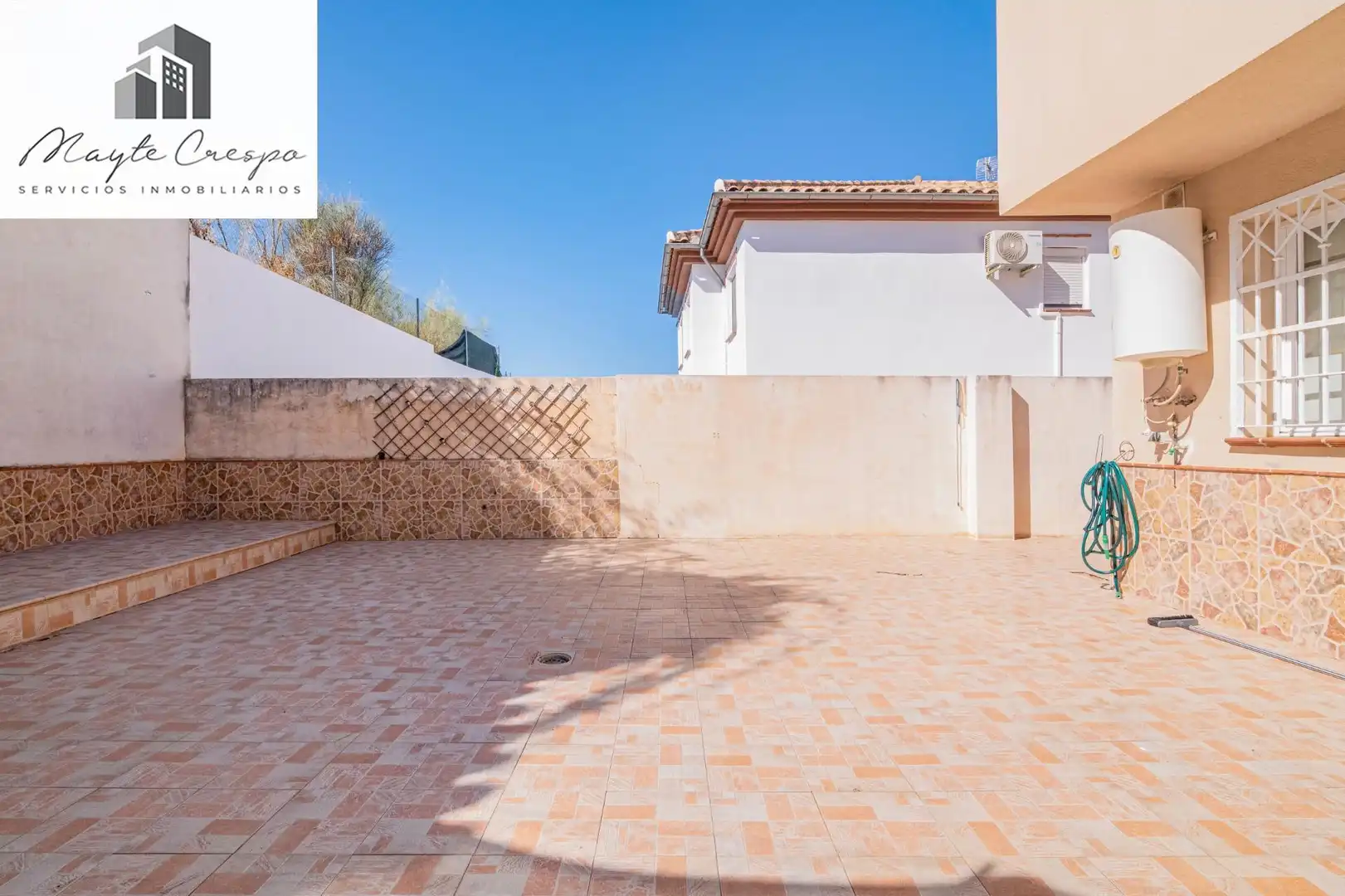 Casa aparellada amb terrassa en venda a Jun, imagen 13