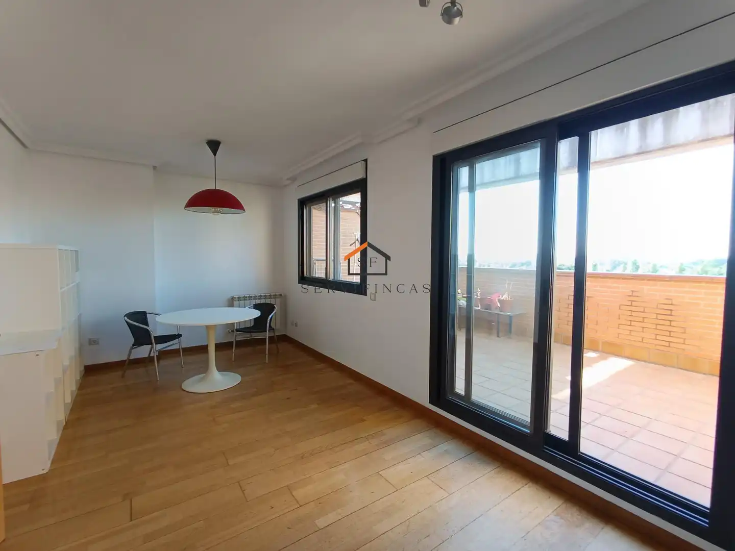 Sala d'estar de Àtic de lloguer en Madrid amb Calefacció, Parquet i Terrassa