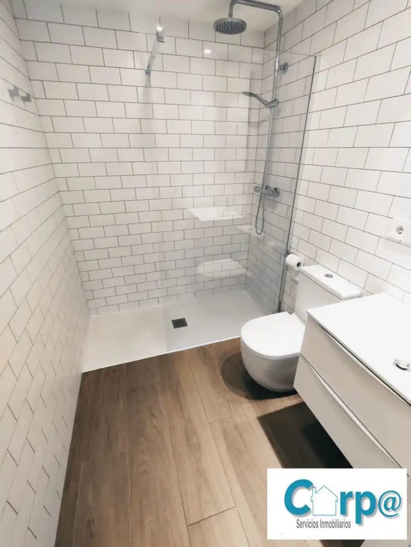 Baño de Piso de alquiler en  Pamplona / Iruña con Calefacción, Terraza y Amueblado