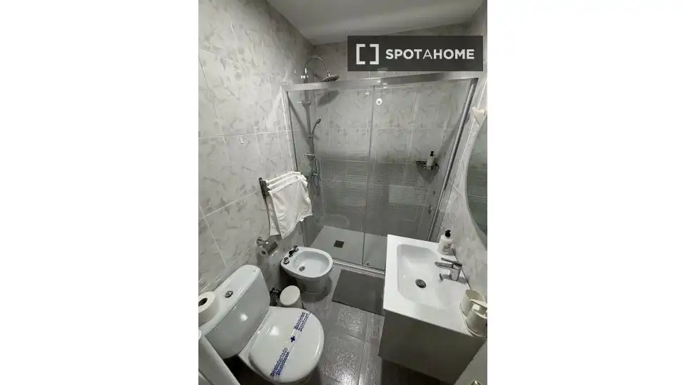 Bathroom of Flat for rent in Madrid  with Air Conditioner, Heating and Furnished