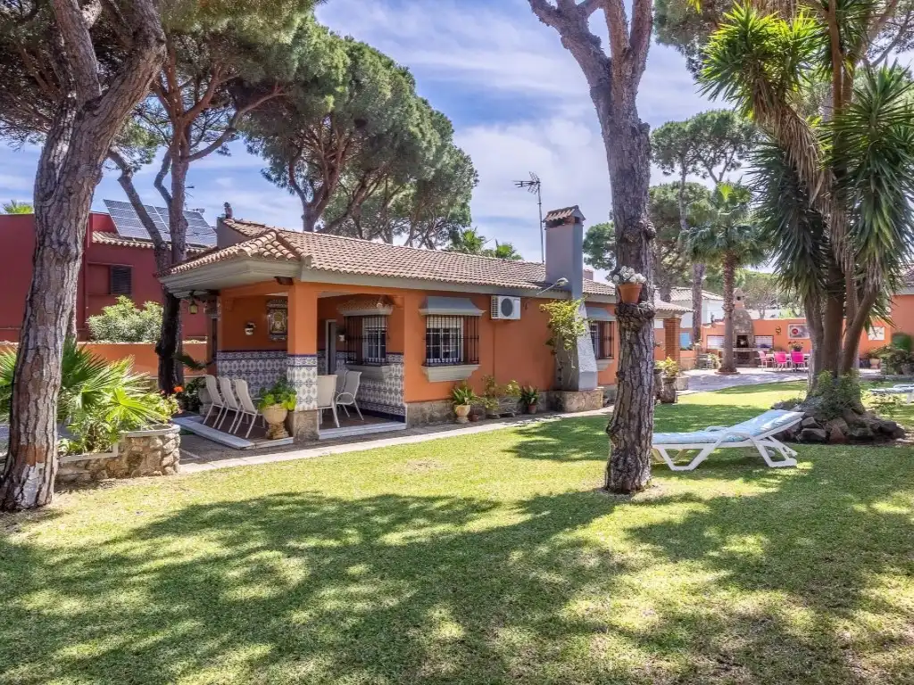 Vista exterior de Casa o xalet en venda en Chiclana de la Frontera amb Aire condicionat, Calefacció i Jardí privat
