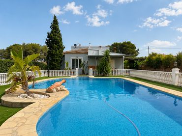 House with pool for sale in Santa Ana