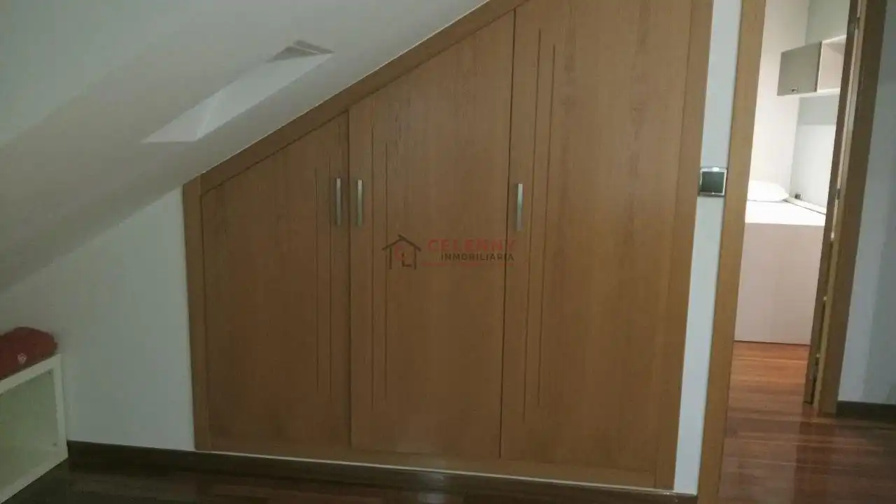 Dormitori de Dúplex de lloguer en Ourense Capital  amb Calefacció, Parquet i Traster