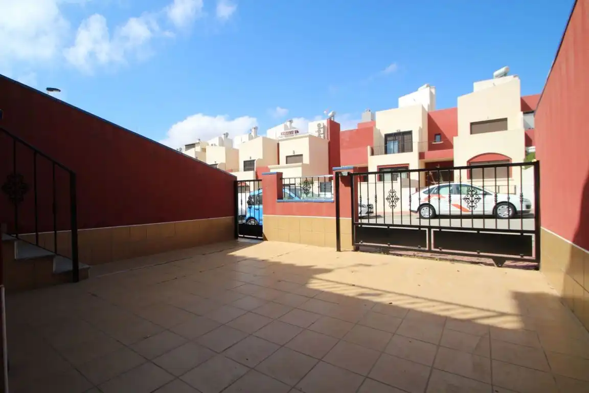 Vista exterior de Casa adosada en venta en Torrevieja con Calefacción, Jardín privado y Terraza