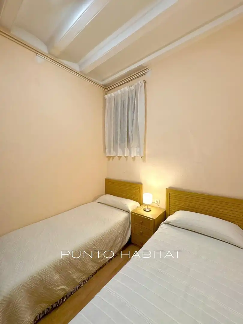 Bedroom of Flat for sale in Barcelona  with Air Conditioner, Heating and Parquet flooring