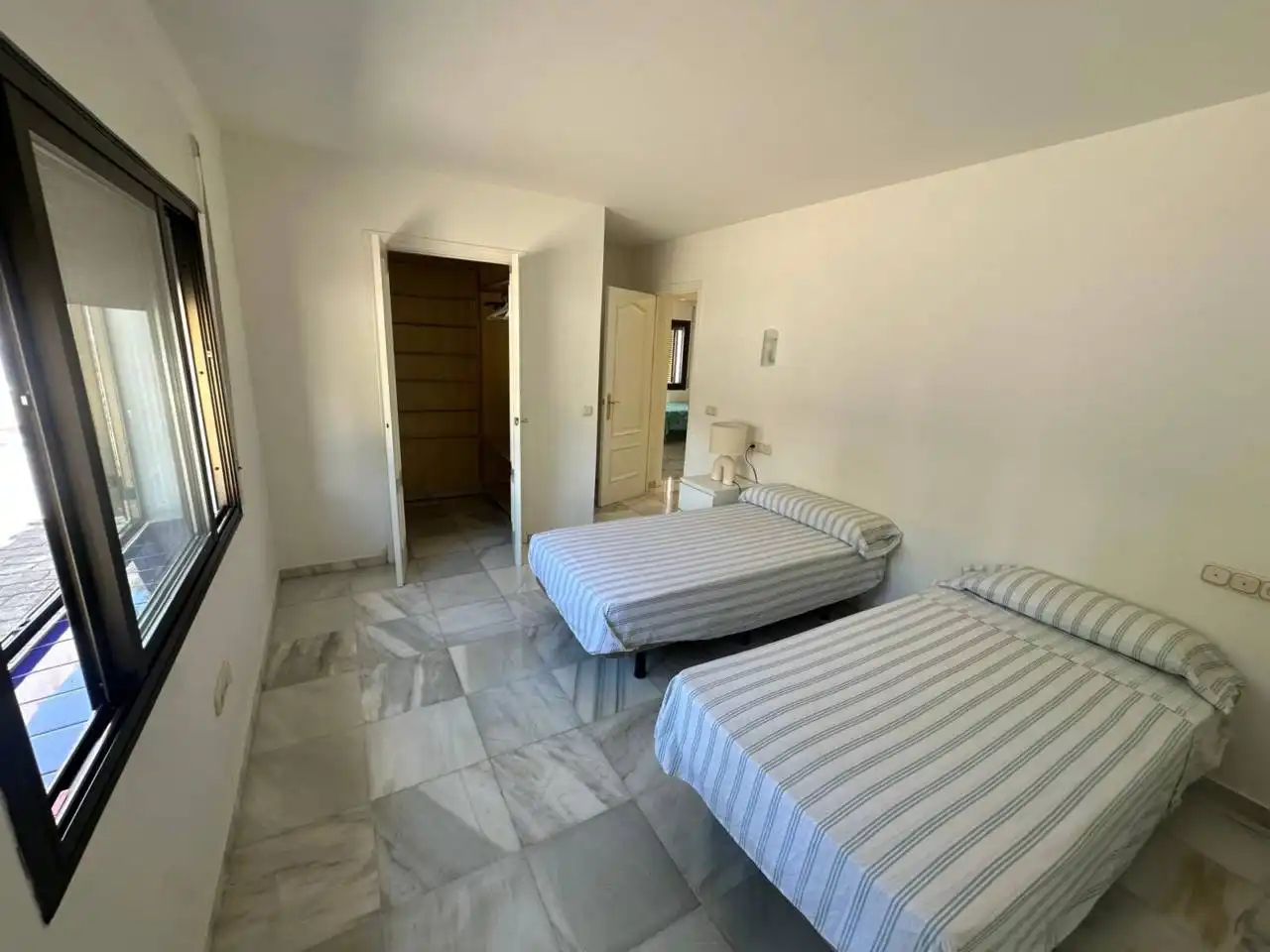 Dormitori de Casa o xalet de lloguer en Marbella amb Jardí privat, Terrassa i Piscina
