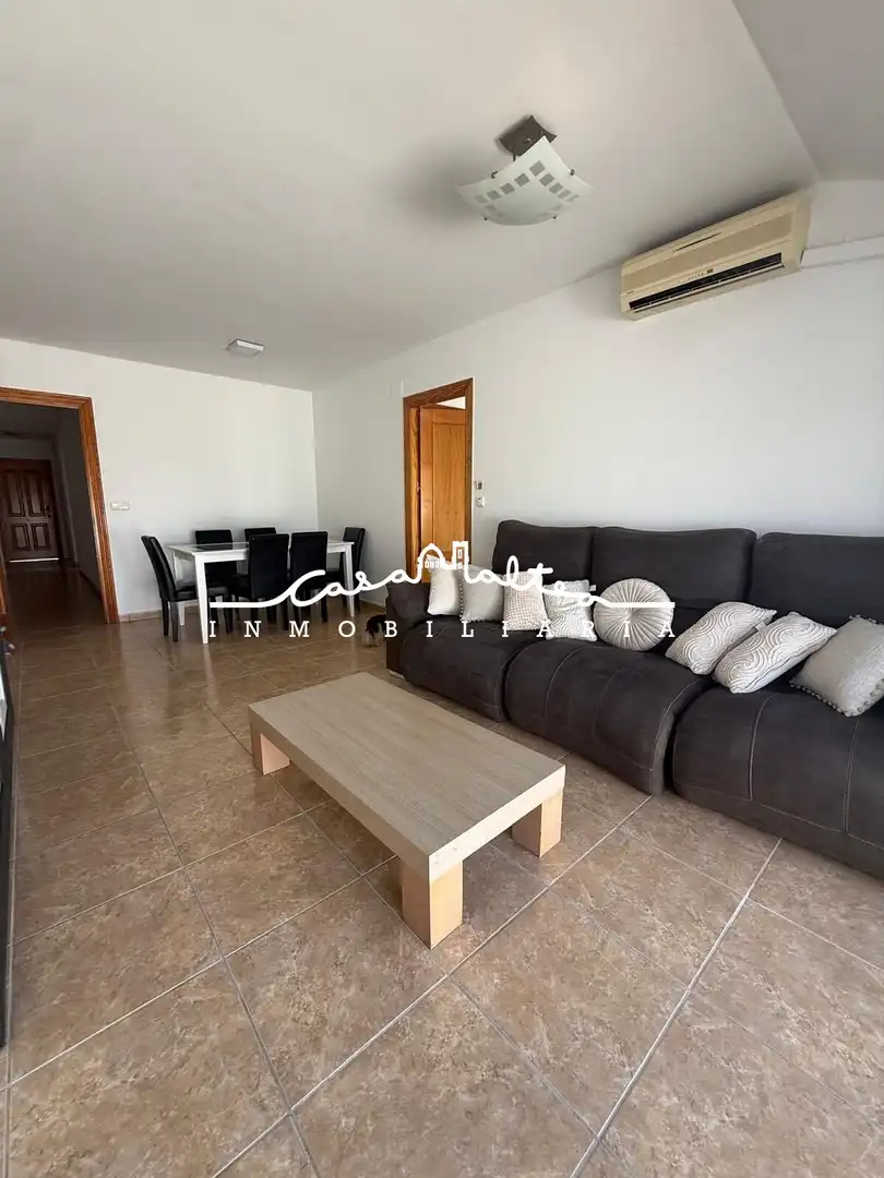 Sala d'estar de Àtic de lloguer en Altea amb Aire condicionat, Terrassa i Moblat