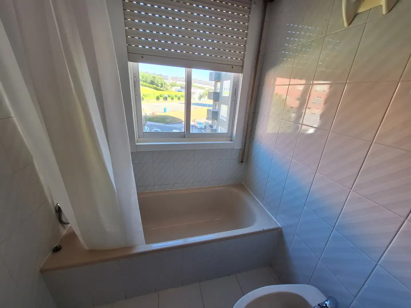 Baño de Piso de alquiler en Culleredo con Amueblado, Horno y Balcón