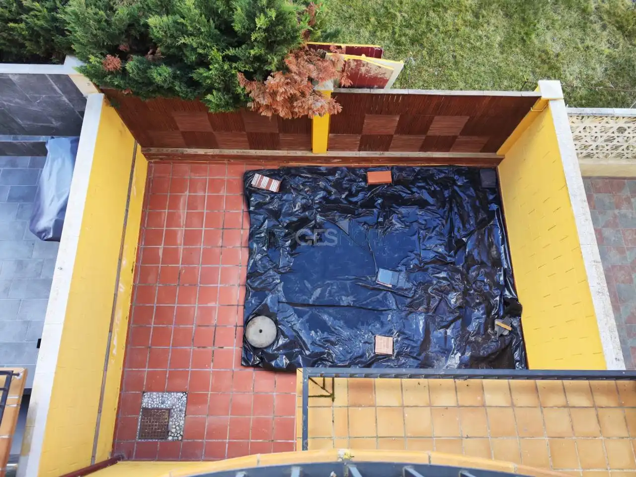 Piscina de Casa adosada en venda en Valdefresno amb Calefacció, Jardí privat i Parquet