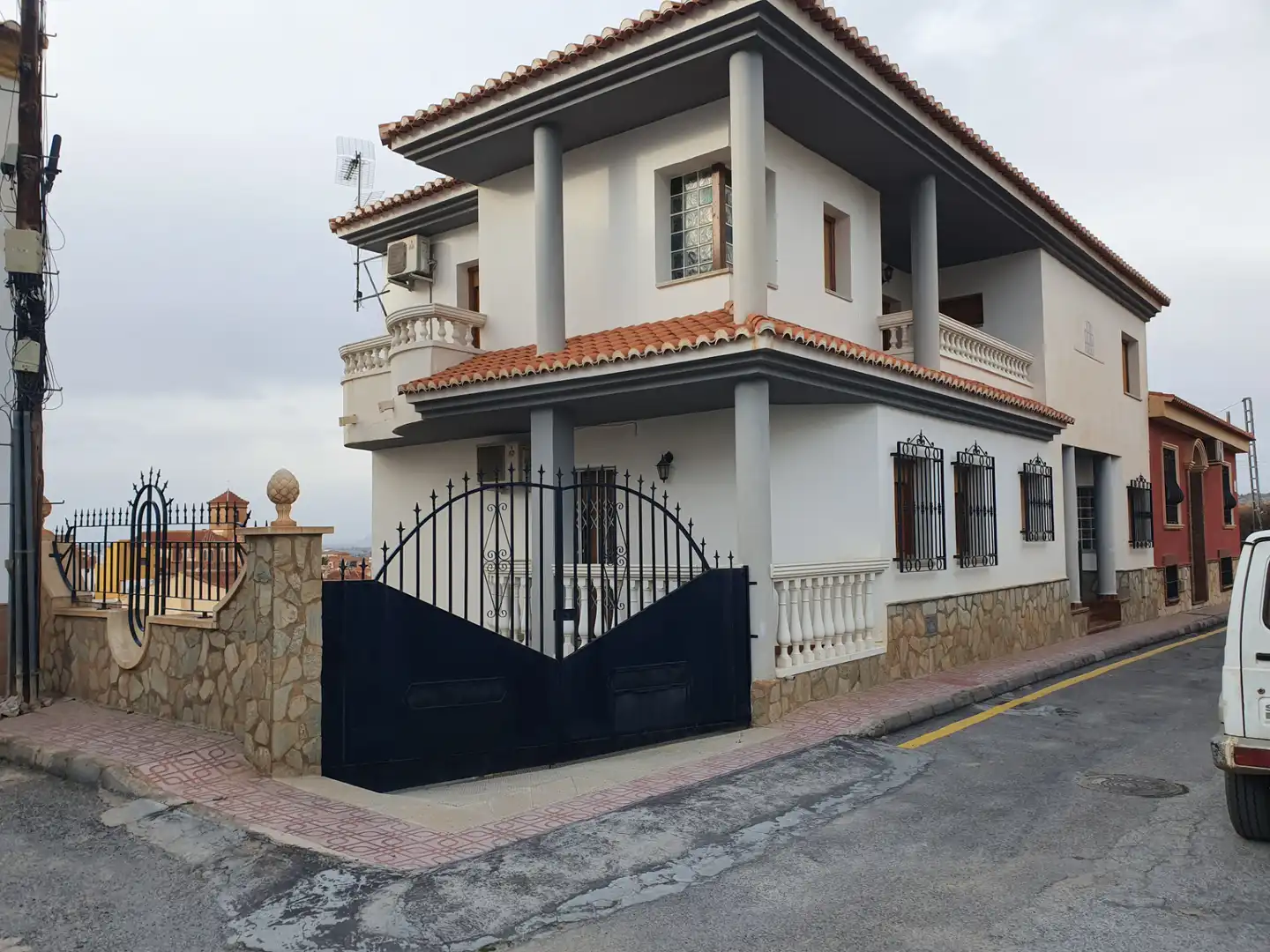 Vista exterior de Casa o xalet en venda en Guadix amb Aire condicionat, Calefacció i Terrassa