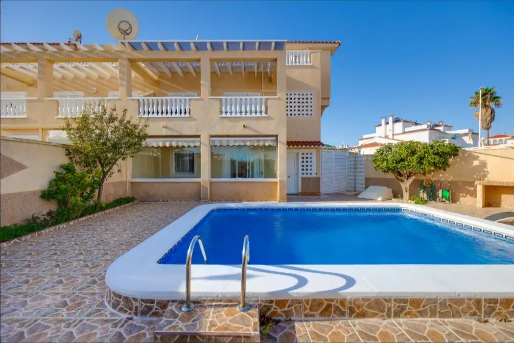 Vista exterior de Casa o chalet en venta en Orihuela con Terraza, Trastero y Piscina