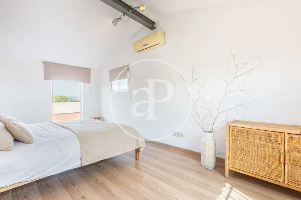 Dormitori de Casa o xalet en venda en La Pobla de Vallbona amb Aire condicionat, Calefacció i Jardí privat