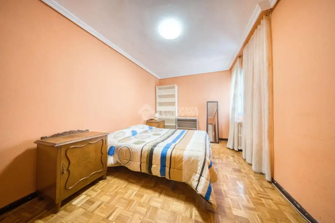 Bedroom of Flat for sale in Valladolid  with Heating, Parquet flooring and Furnished