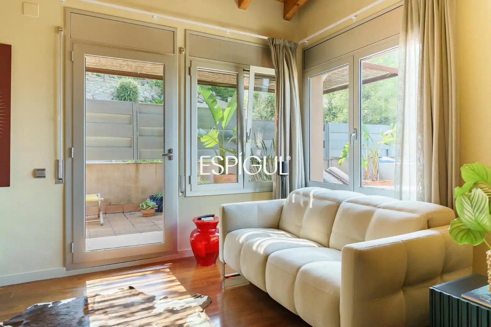 Sala de estar de Casa o chalet en venta en Molins de Rei con Aire acondicionado, Calefacción y Jardín privado
