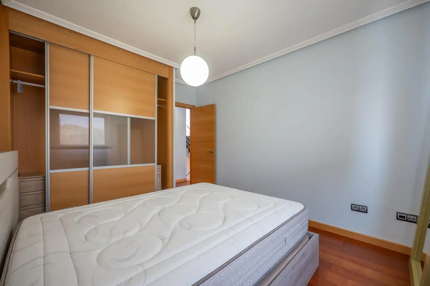 Habitación de Casa adosada en venta en Ávila con Calefacción, Jardín privado y Terraza