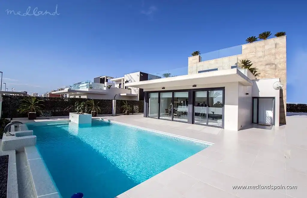 Detached house with pool for sale in Orihuela Costa